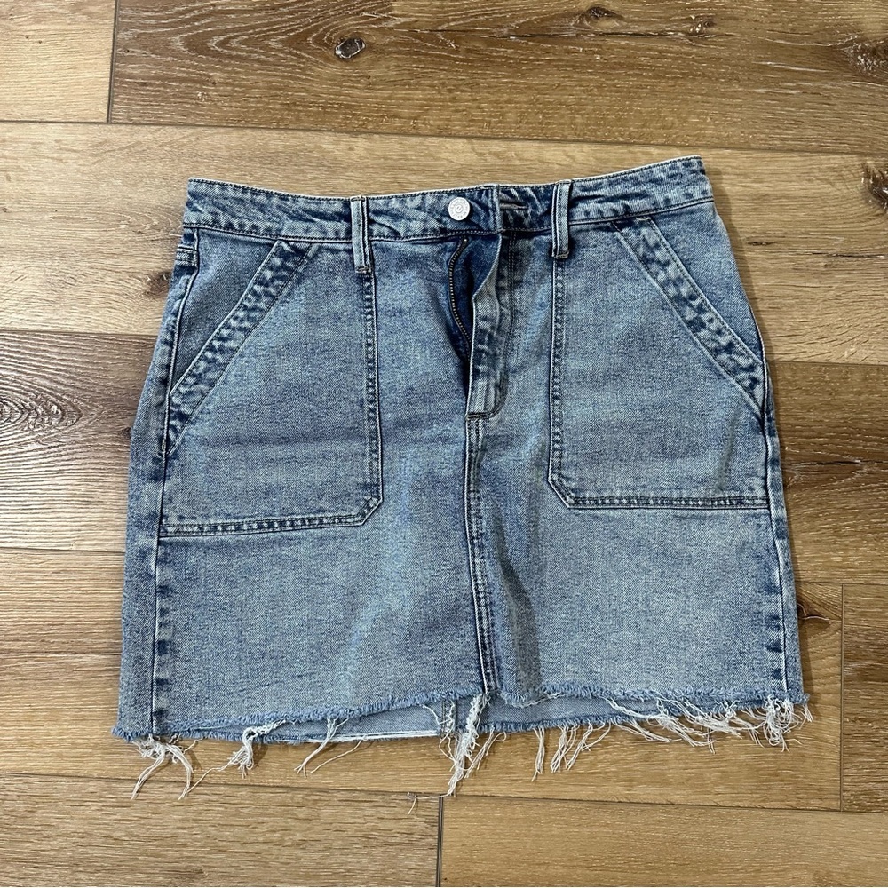 Edited by Remi Bader Women’s Light Wash Frayed Hem Denim Skirt Sz 10 GUC - Picture 2 of 9